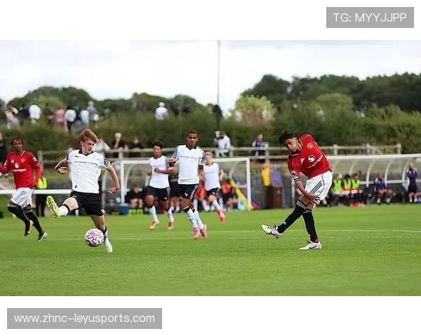 曼联15岁天才前景光明，小梅西首秀大放异彩